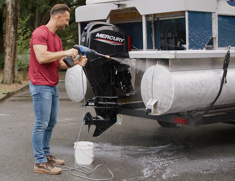 Cleaning a boat with Turbo Jet® HydroX5®