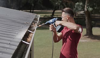 Turbo Jet® HydroX5® cleaning gutters